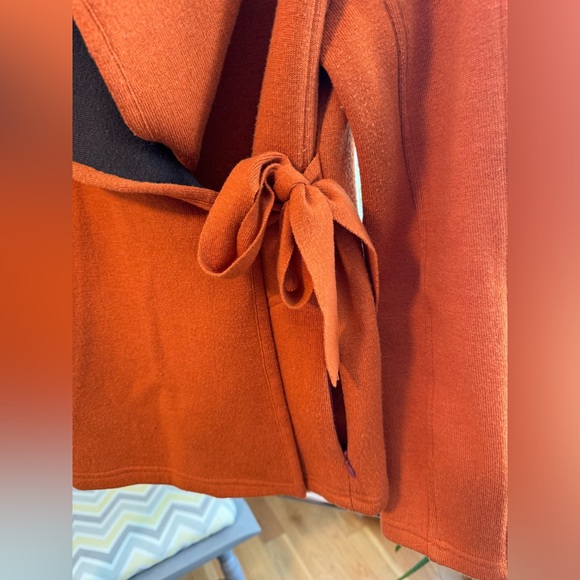 Perfect hoodie for fall. Good condition with some piling - Picture 3 of 6